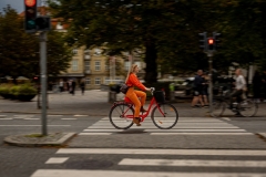 Orange cykelist